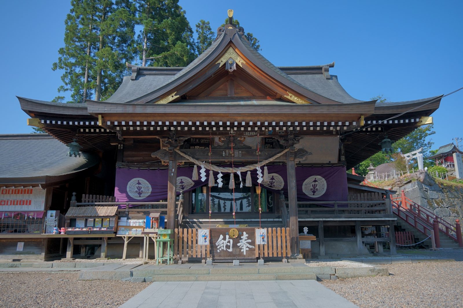 紫の幕がかかった櫻山神社の拝殿正面