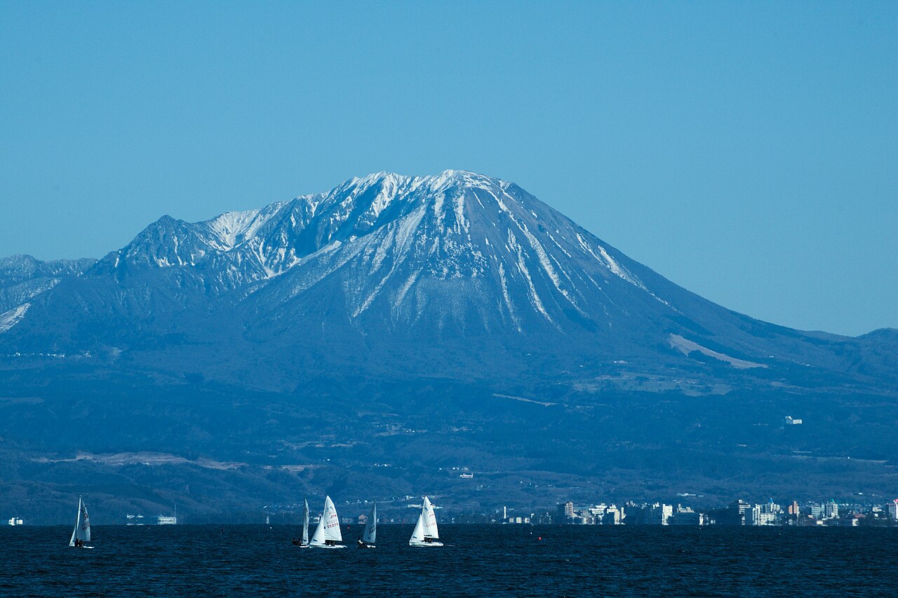 海越しに望む雪の大山と帆船