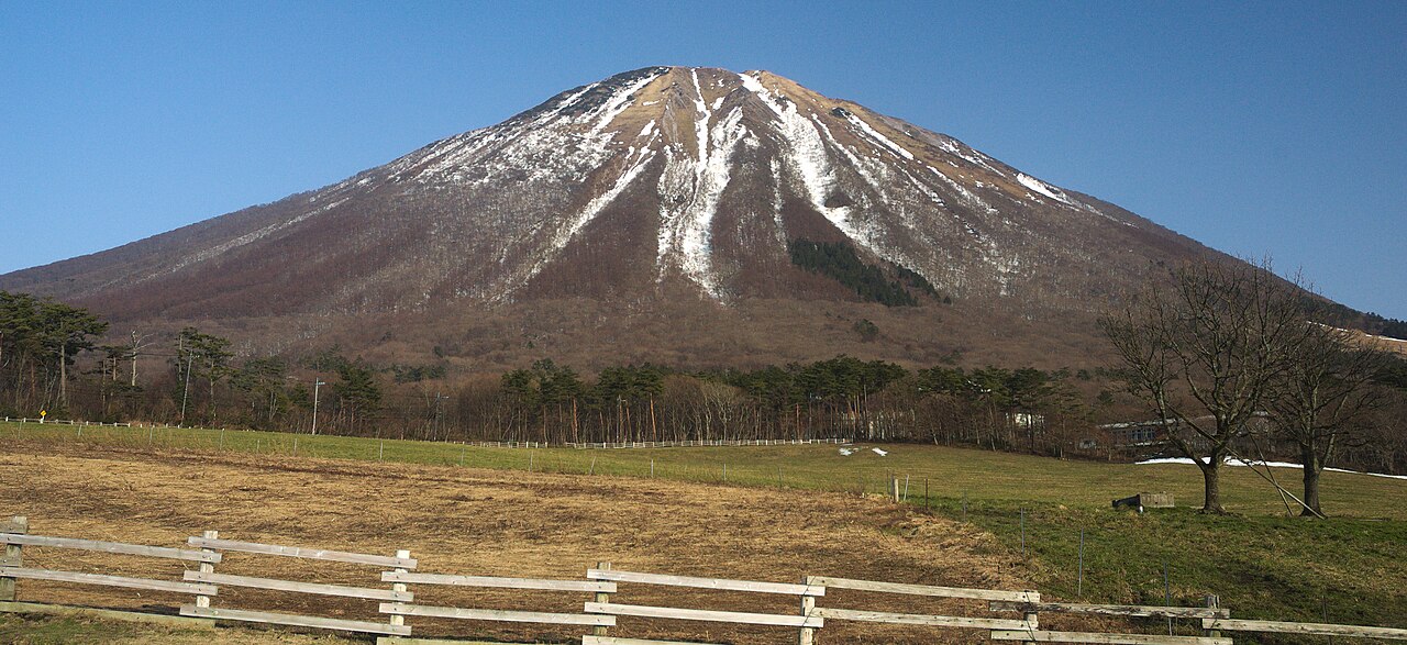雪をまとった大山の裾野が美しい円錐形を描く姿