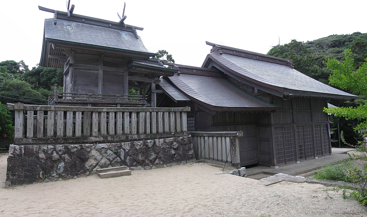 白兎神社の社殿全景と手水舎