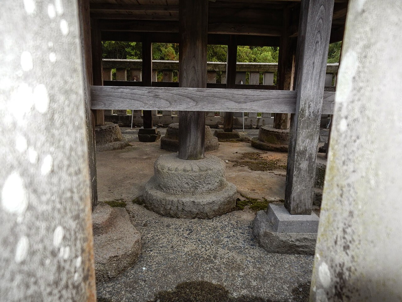 白兎神社の社殿床下の木組みと石の礎盤
