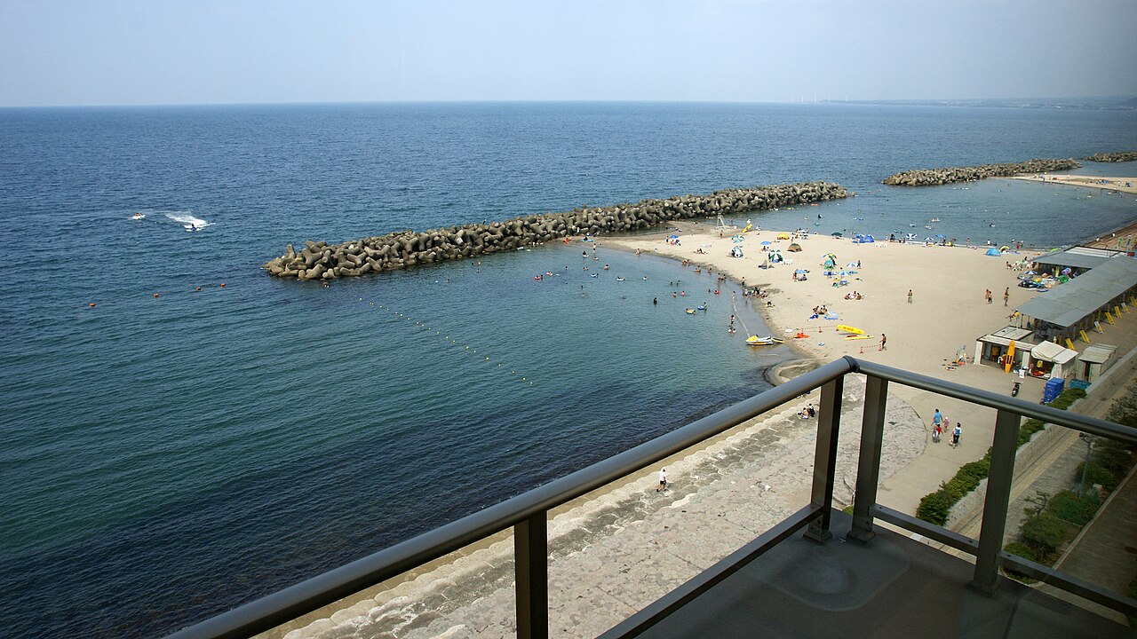 皆生海水浴場を高台から見下ろす夏の風景