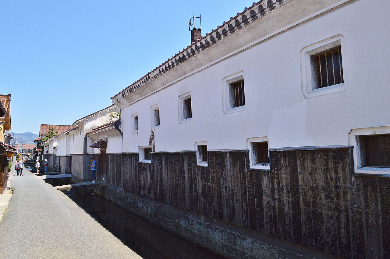 玉川沿いの白壁土蔵群と赤瓦の屋根