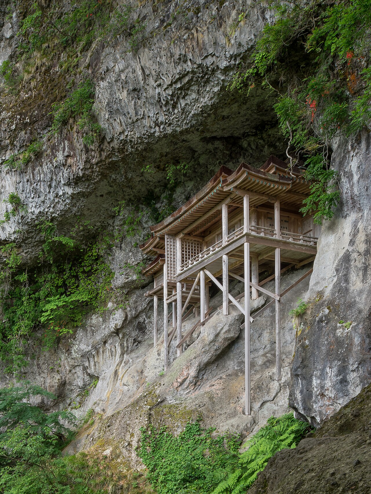断崖の窪みに建つ投入堂を見上げる