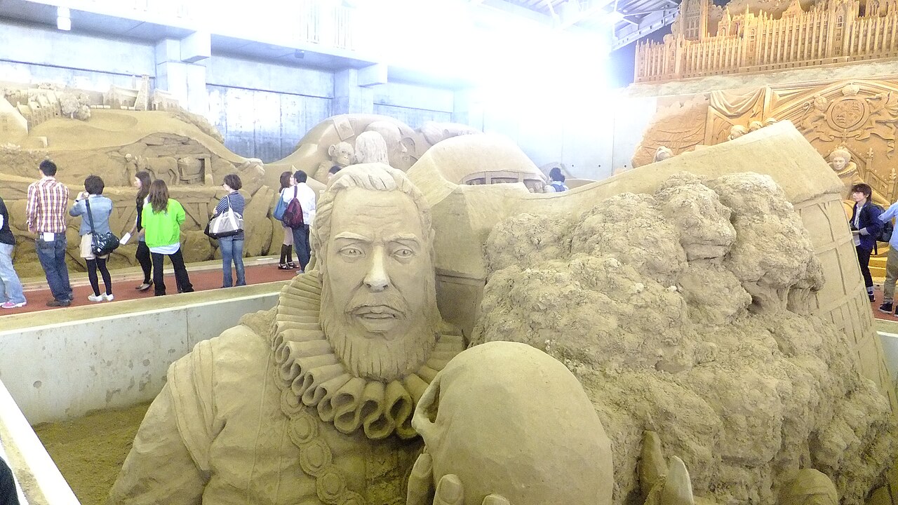 館内に展示された人物像の砂像彫刻作品