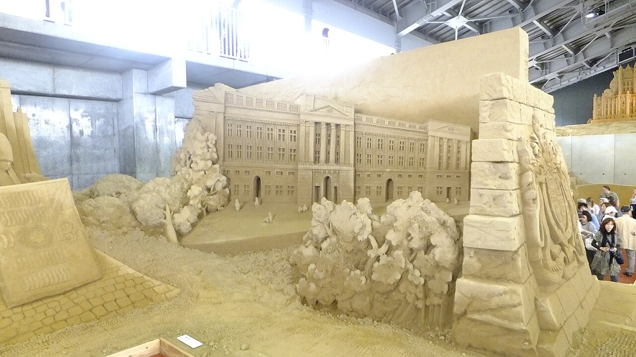館内に展示された建築物の砂像彫刻作品