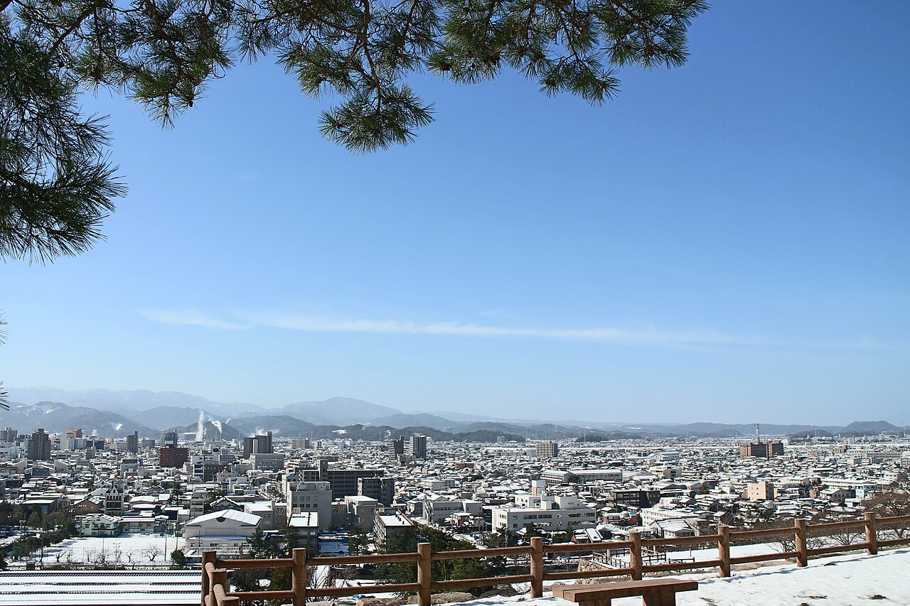 鳥取城跡の高台から雪化粧した鳥取市街を見下ろす展望