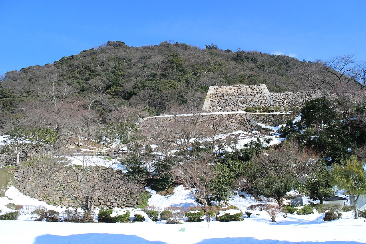積雪した鳥取城跡の天球丸石垣と久松山