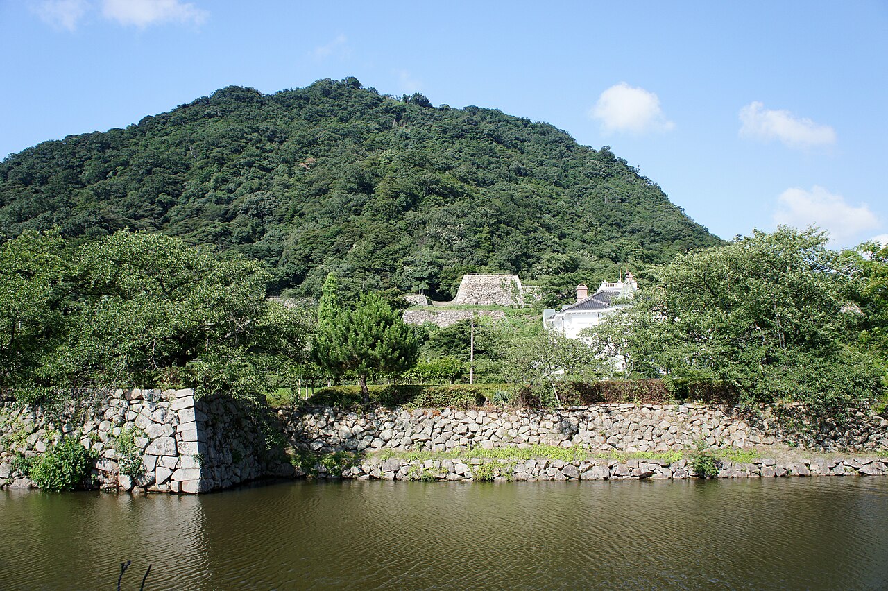 堀越しに望む鳥取城跡の石垣と久松山
