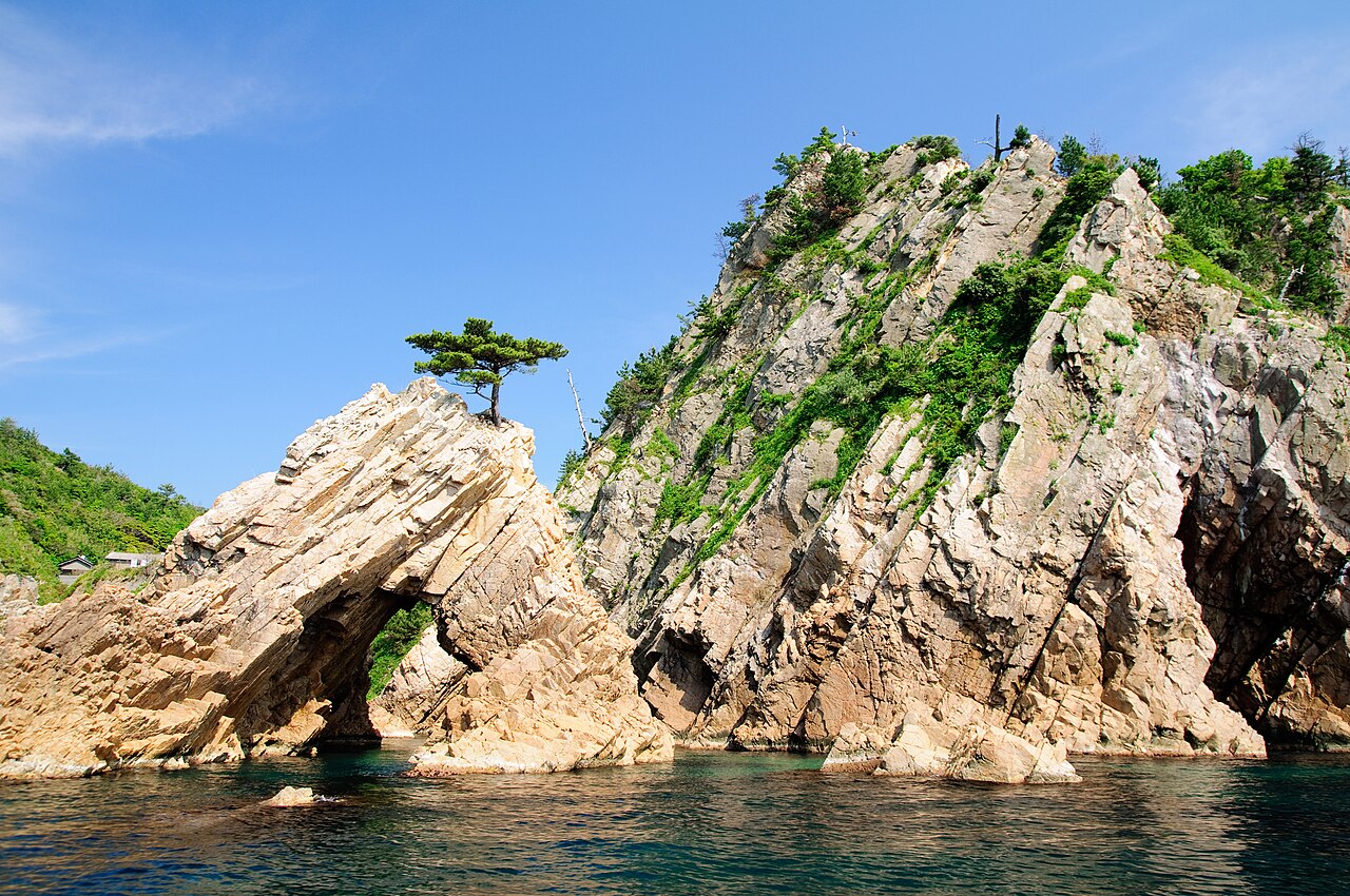 浦富海岸の洞門とアーチ状の奇岩