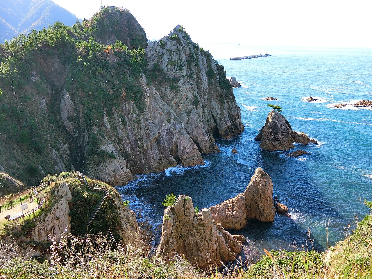 浦富海岸の透明度の高い海と切り立った奇岩の景観