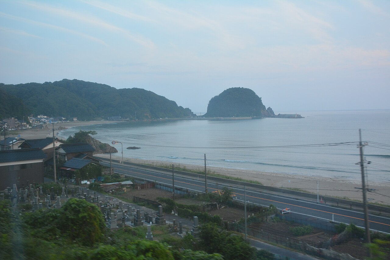 浦富海岸沿いの浜辺と集落の夕景