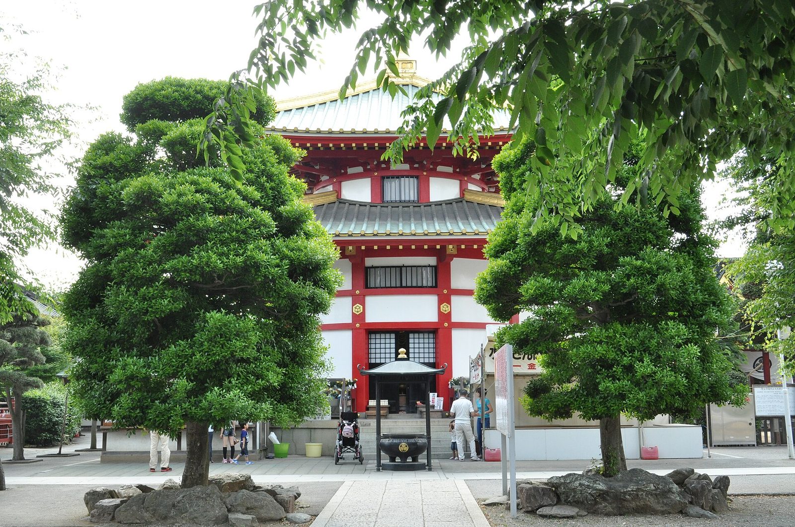 朱塗りの二層造りの惣宗寺境内の山門