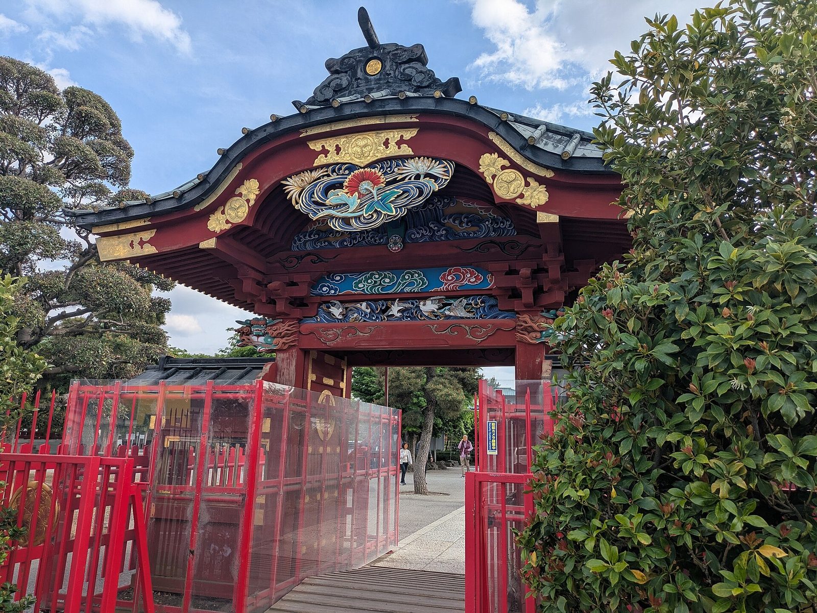 極彩色の彫刻が施された惣宗寺境内の東照宮山門