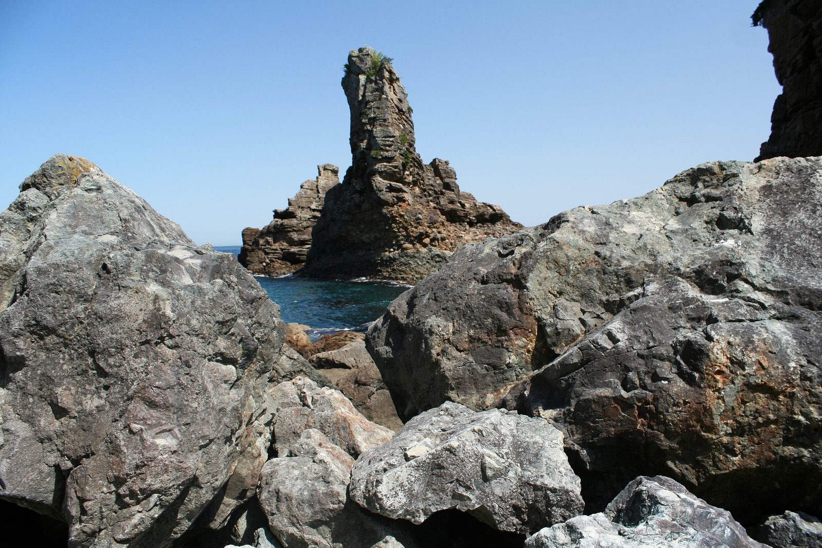 高さ23mの女岩、緑をまとった岩肌