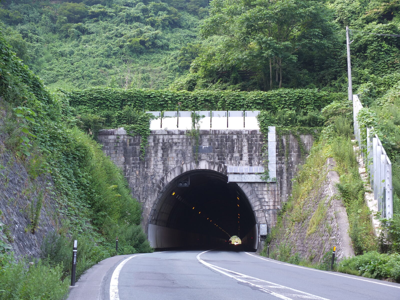 国道13号、猿羽根峠を貫く猿羽根隧道
