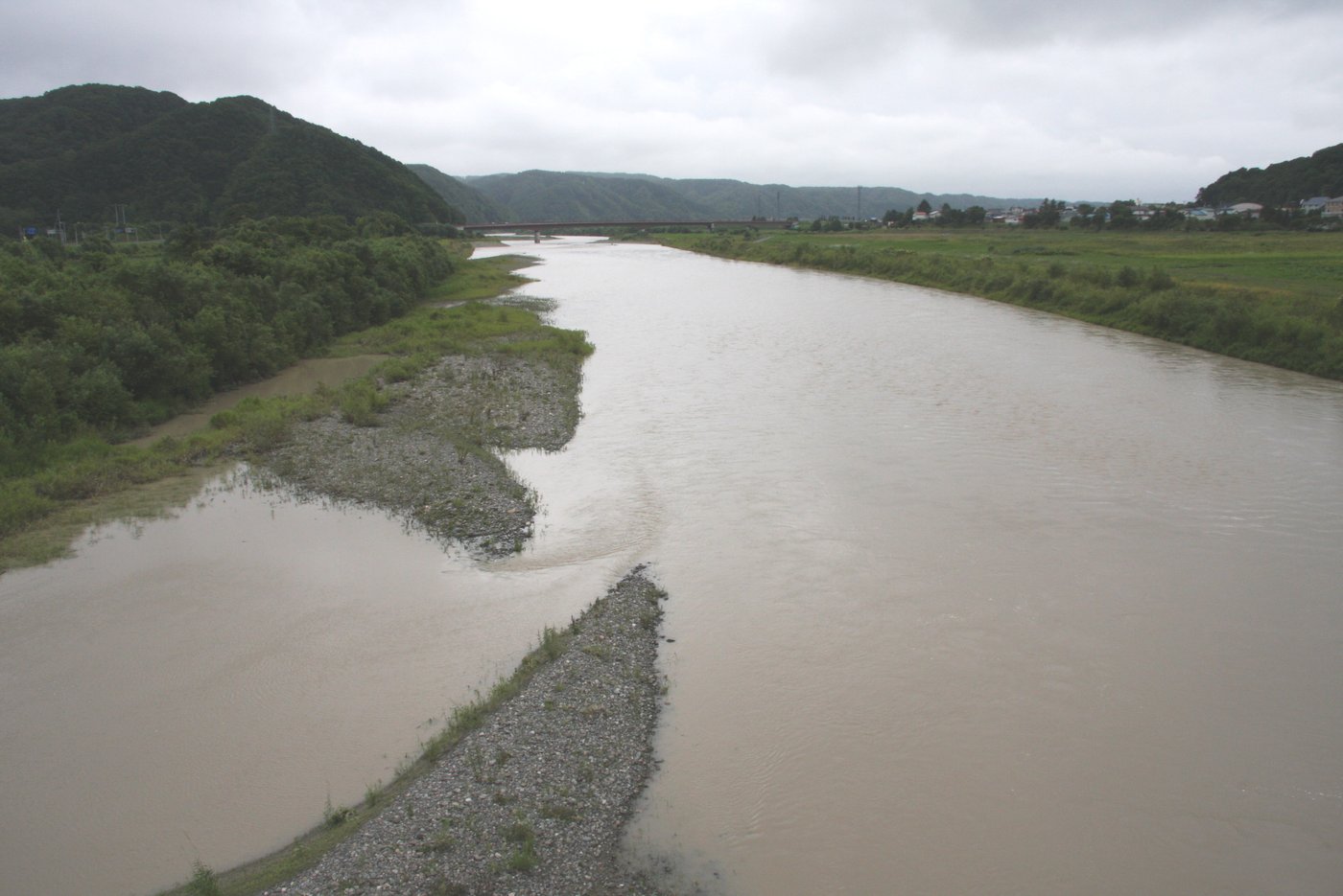 平取町を流れる沙流川の眺め
