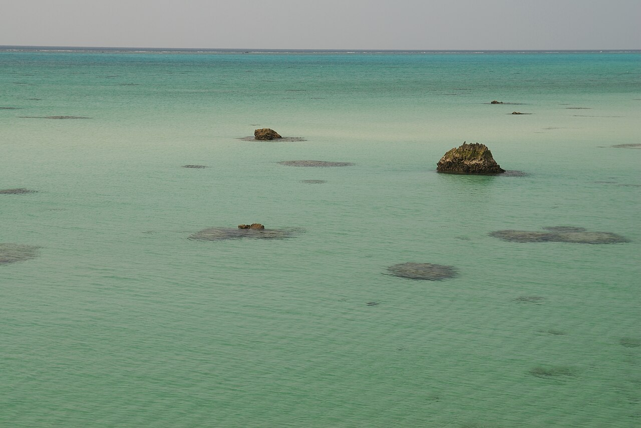 佐和田の浜の遠浅の海に浮かぶ小さな奇岩