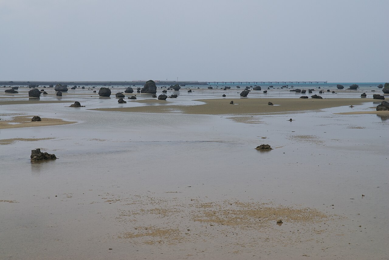 干潮時の佐和田の浜と伊良部大橋の眺め