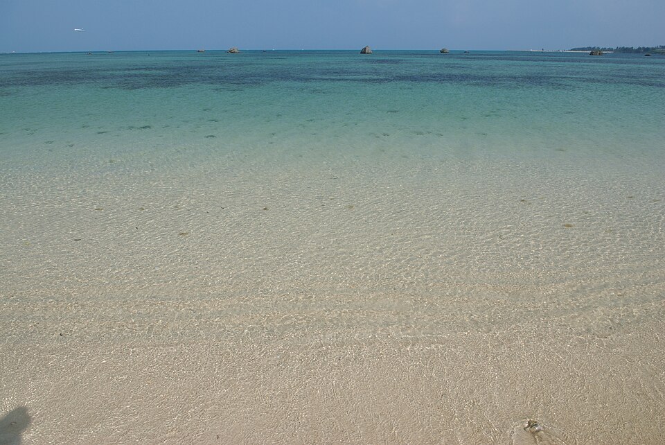 伊良部島・佐和田の浜の奇岩と海
