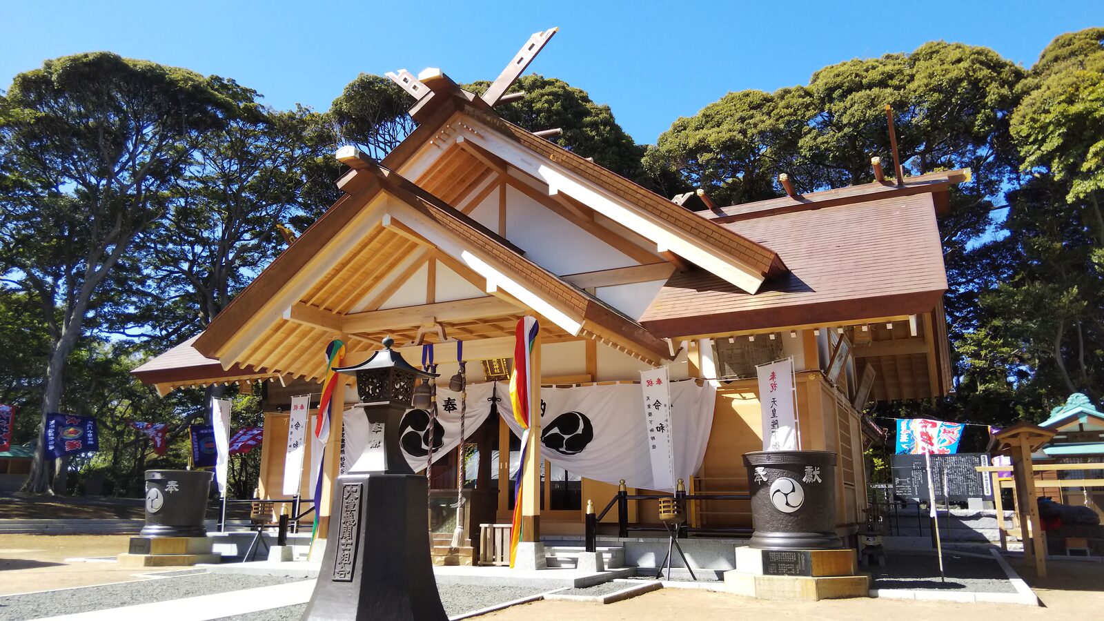 佐波波地祇神社の拝殿を別角度から望む