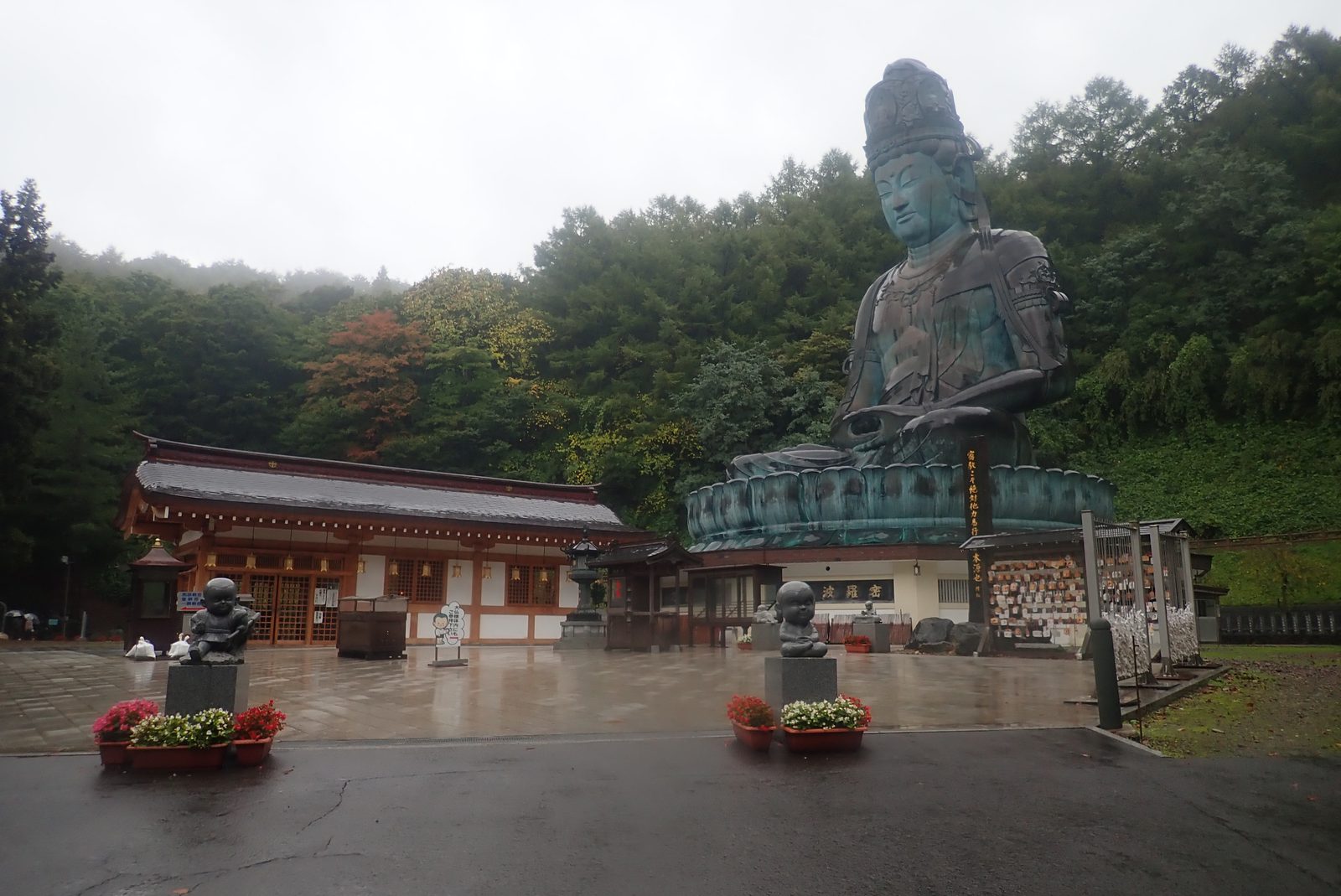 青森ヒバ林を背にした青龍寺の昭和大仏