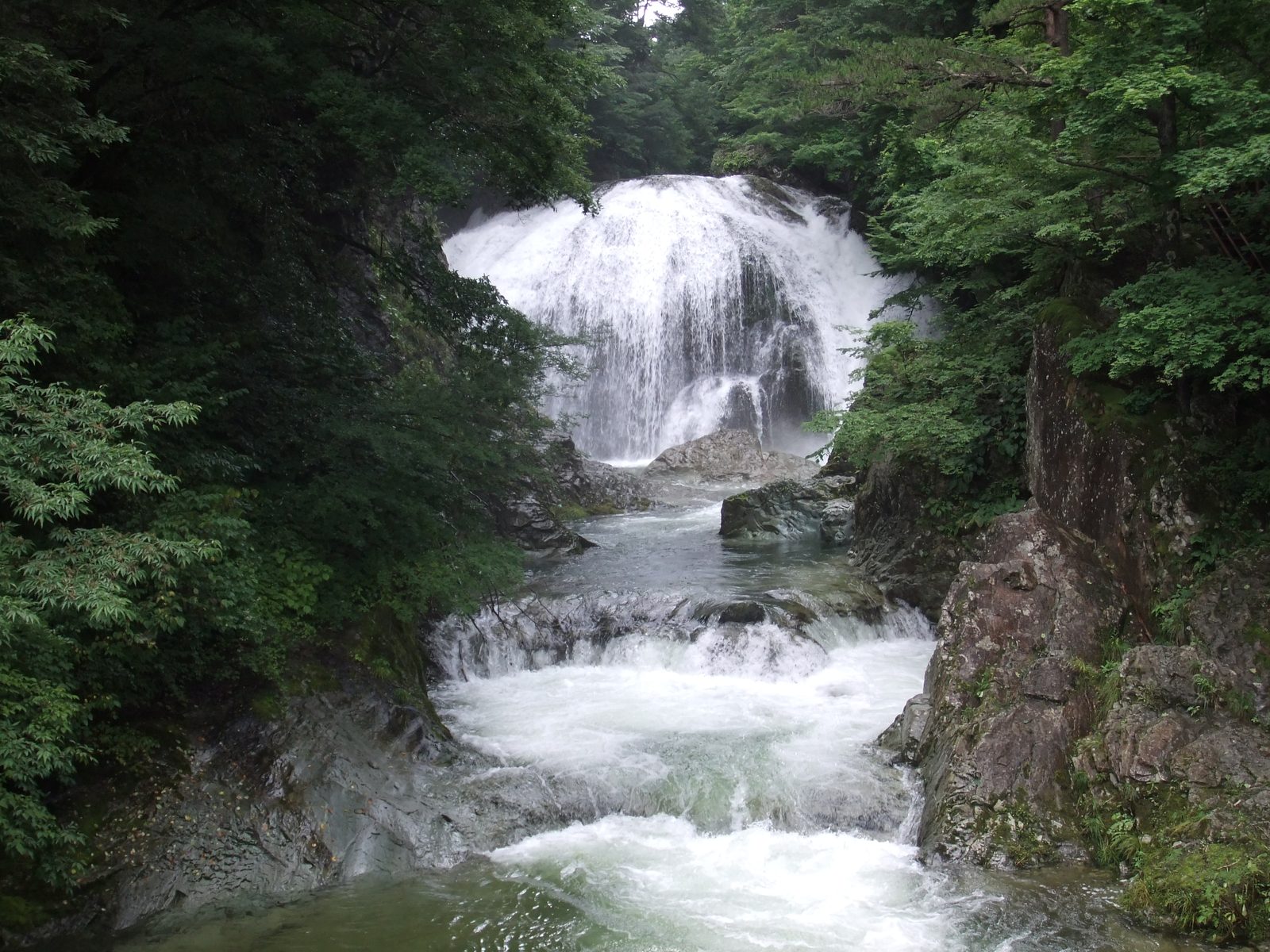 国道48号沿いの渓谷を落差10m幅15mで流れ落ちる関山大滝