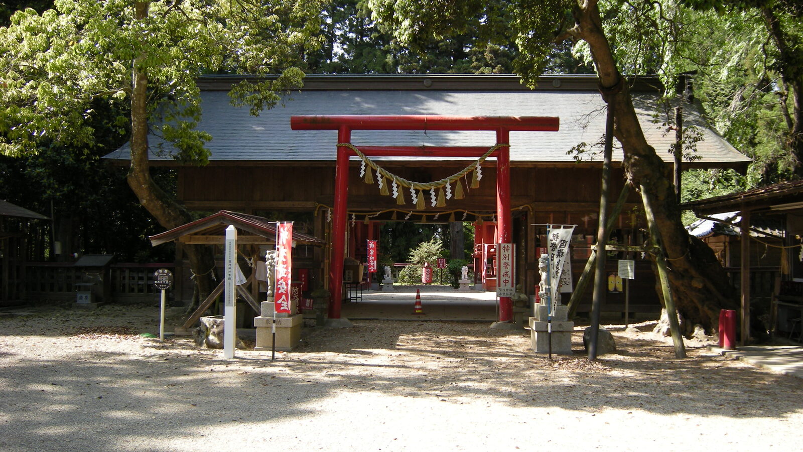 参道の先に見える賀茂神社の拝殿