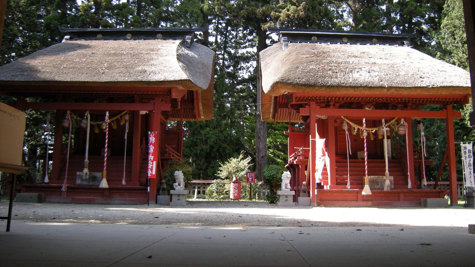朱塗りの社殿が二棟並ぶ賀茂神社の本殿