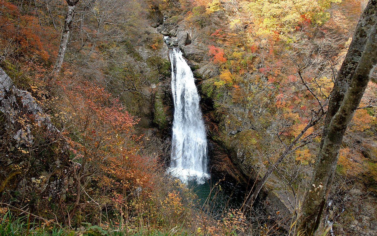 紅葉に囲まれた渓谷を上から見下ろす秋保大滝の全景