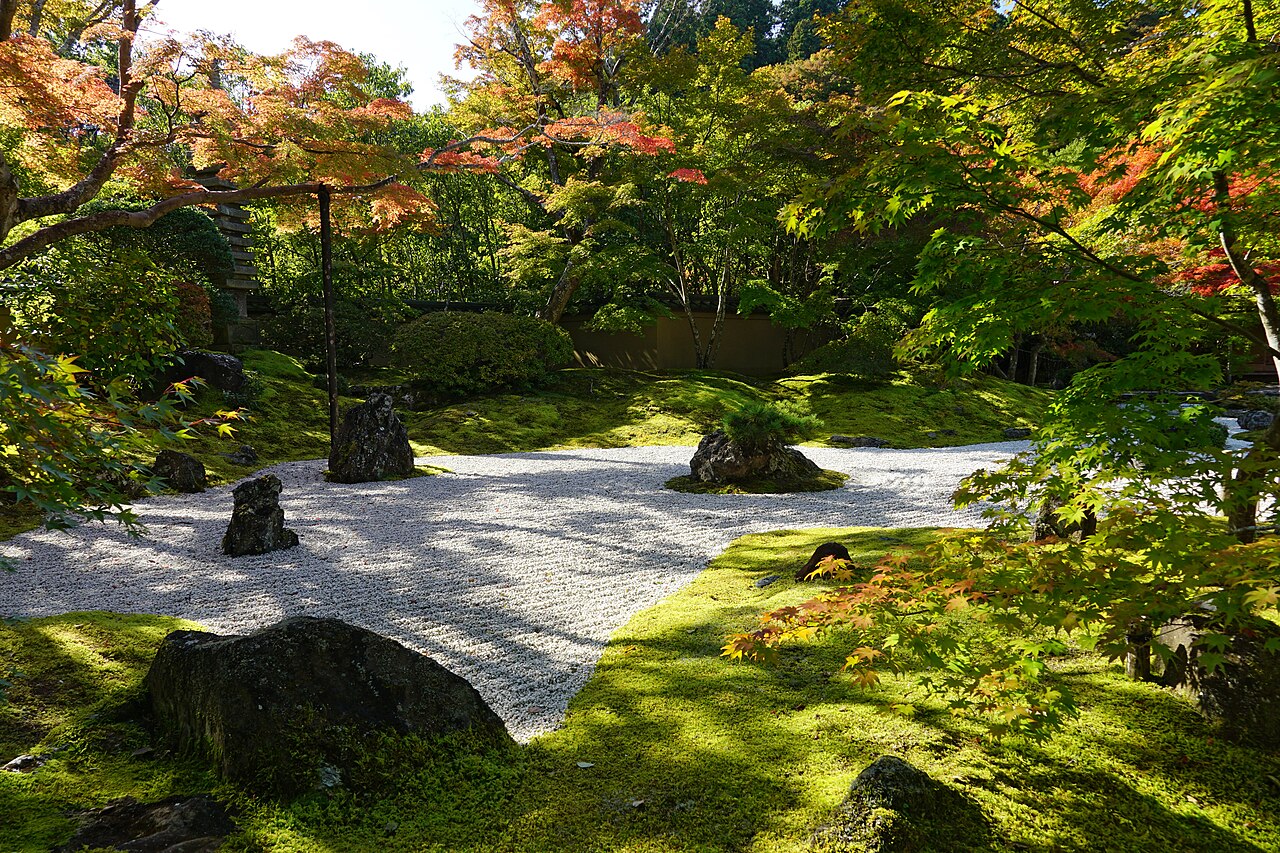 白砂と苔、紅葉で構成された円通院の枯山水庭園