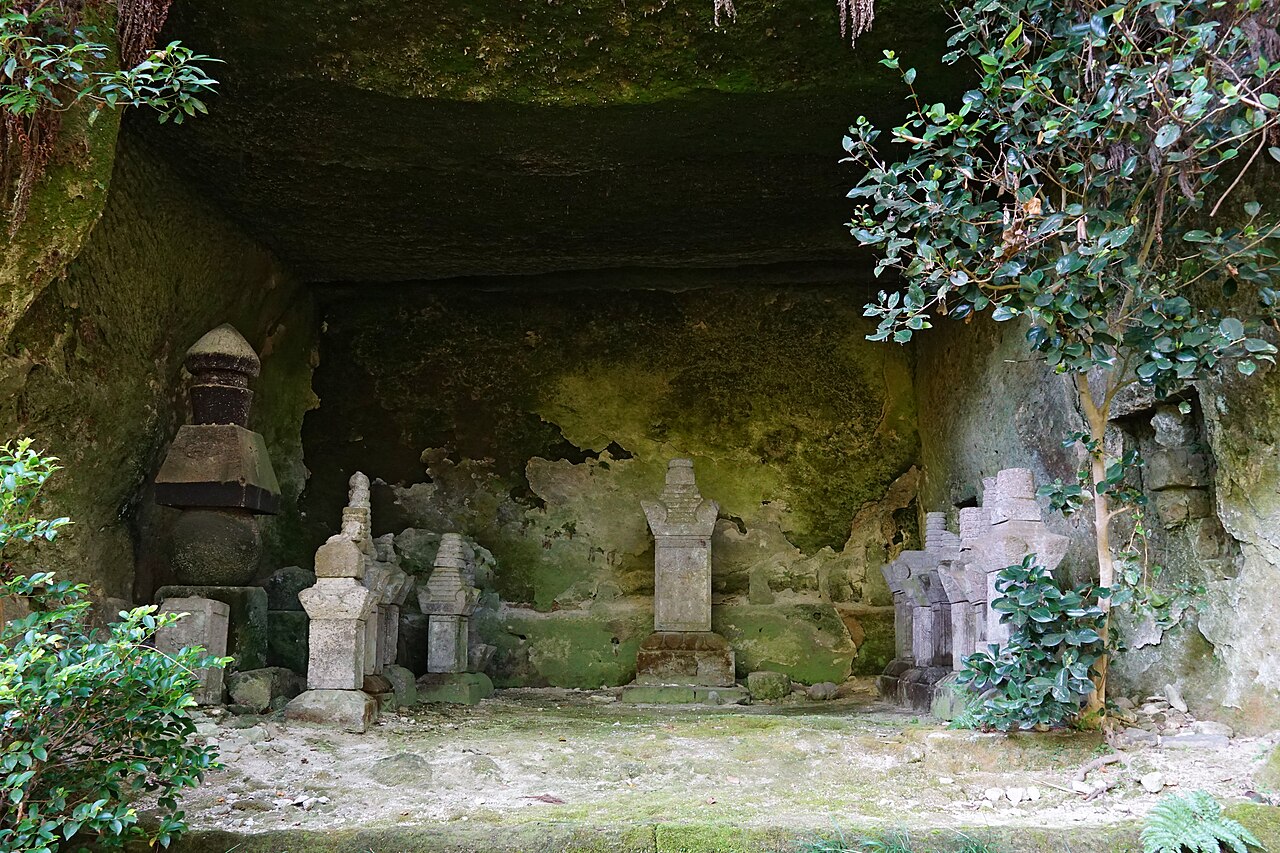 岩肌を掘って作られた供養塔群が並ぶ洞窟