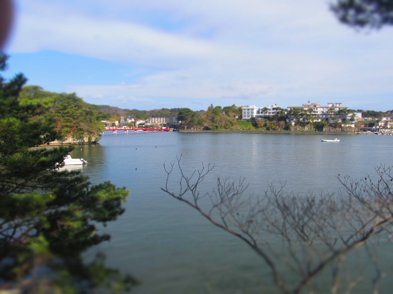 福浦島から松島海岸方面を望む、遠くに見える朱塗りの橋と街並み