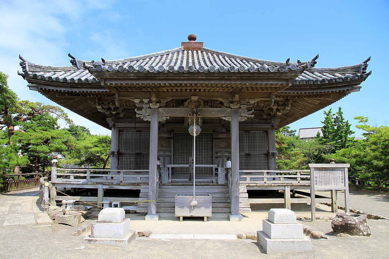 青空の下、桃山様式の反り返った屋根を持つ五大堂の正面