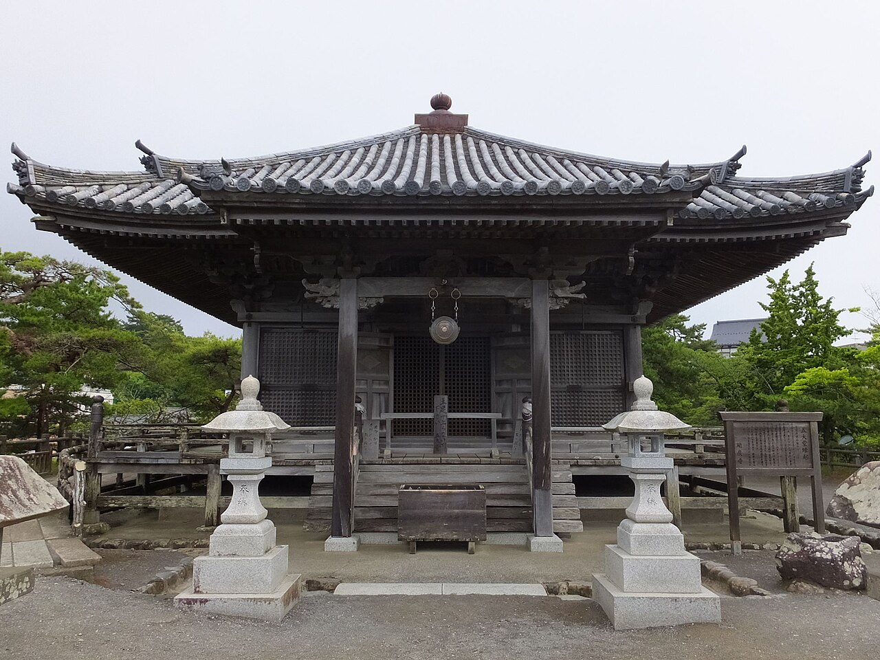 曇天の下、石灯籠と透かし橋を前景にした五大堂