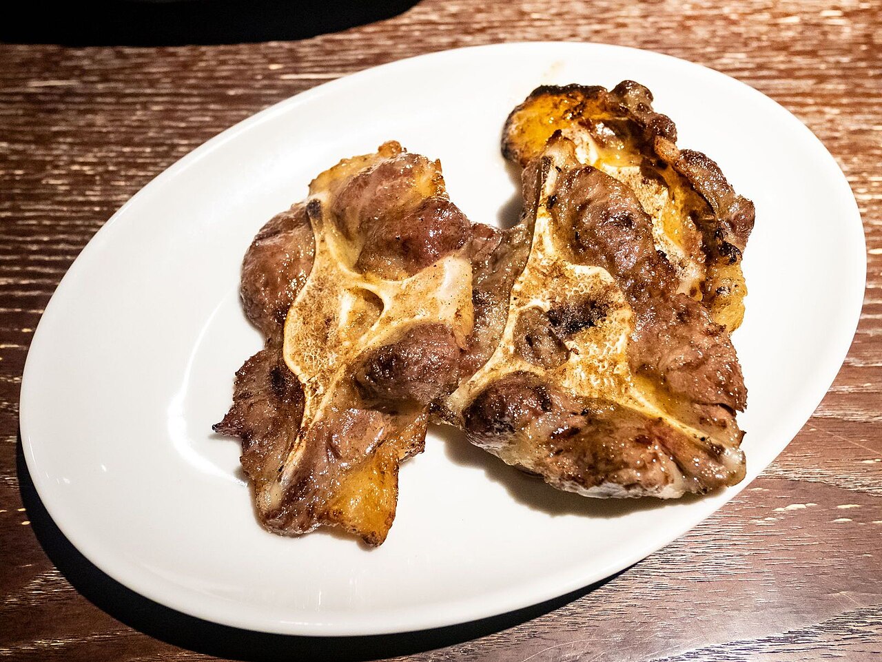 炭火で香ばしく焼き上げられたテール焼き