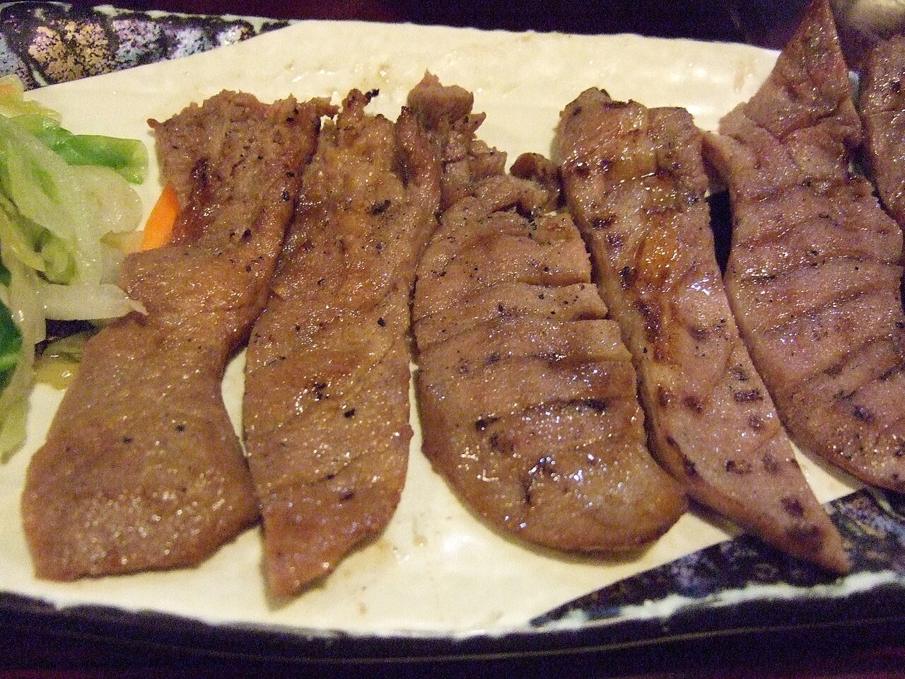 厚切りで炭火焼きされた牛たんの盛り合わせ