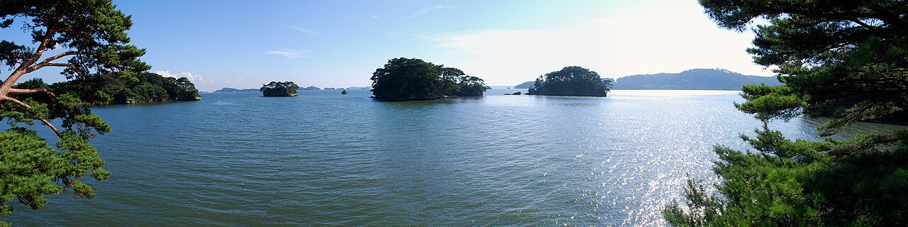 松島湾に浮かぶ島々を望むパノラマの景色