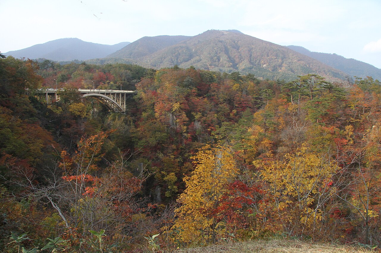 紅葉に染まる鳴子峡