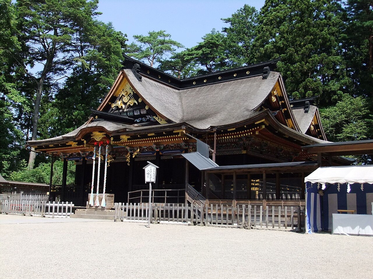 横から見た大崎八幡宮の社殿の権現造の屋根構造