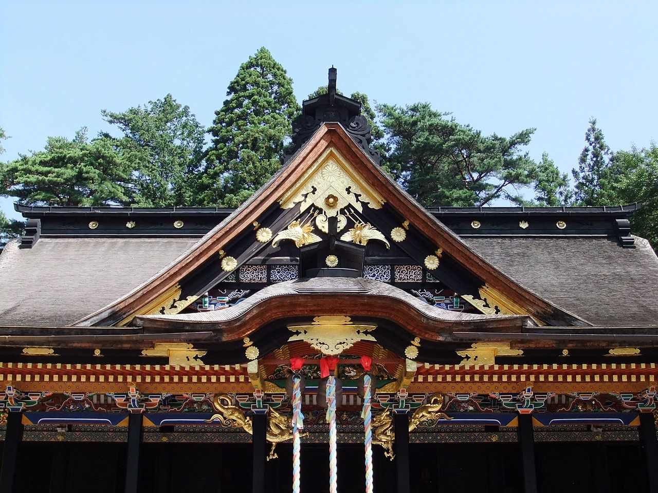 大崎八幡宮の社殿の破風に施された金彩の彫刻