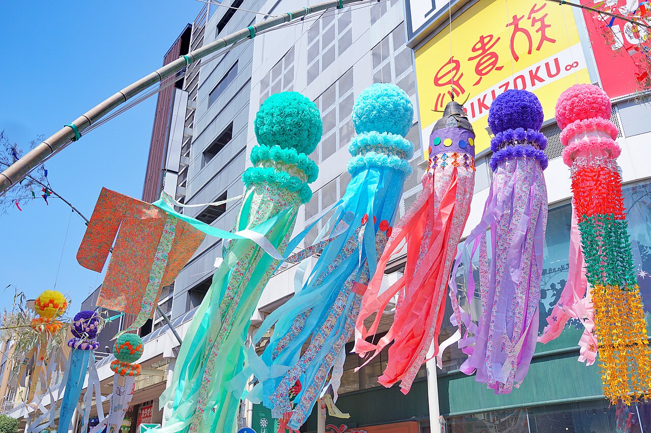 商店街の軒先に並ぶ色鮮やかな吹き流しの列