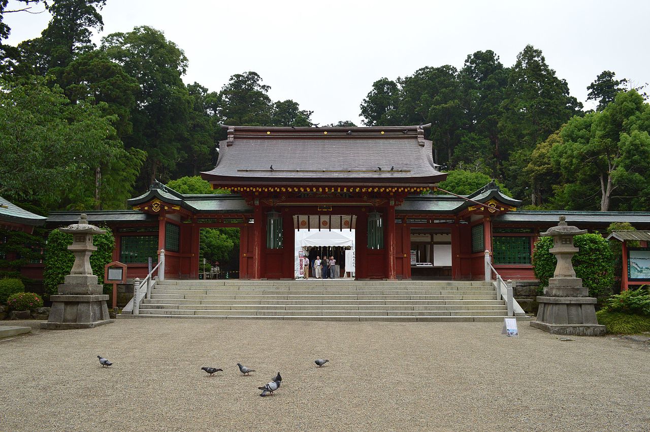 鹽竈神社の楼門前に広がる境内と参拝者の姿