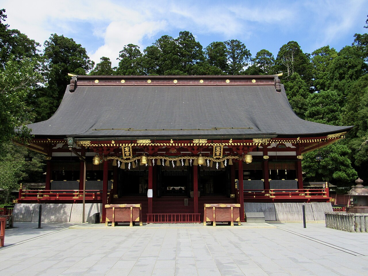 朱塗りの社殿が緑の杜に囲まれた鹽竈神社の本殿