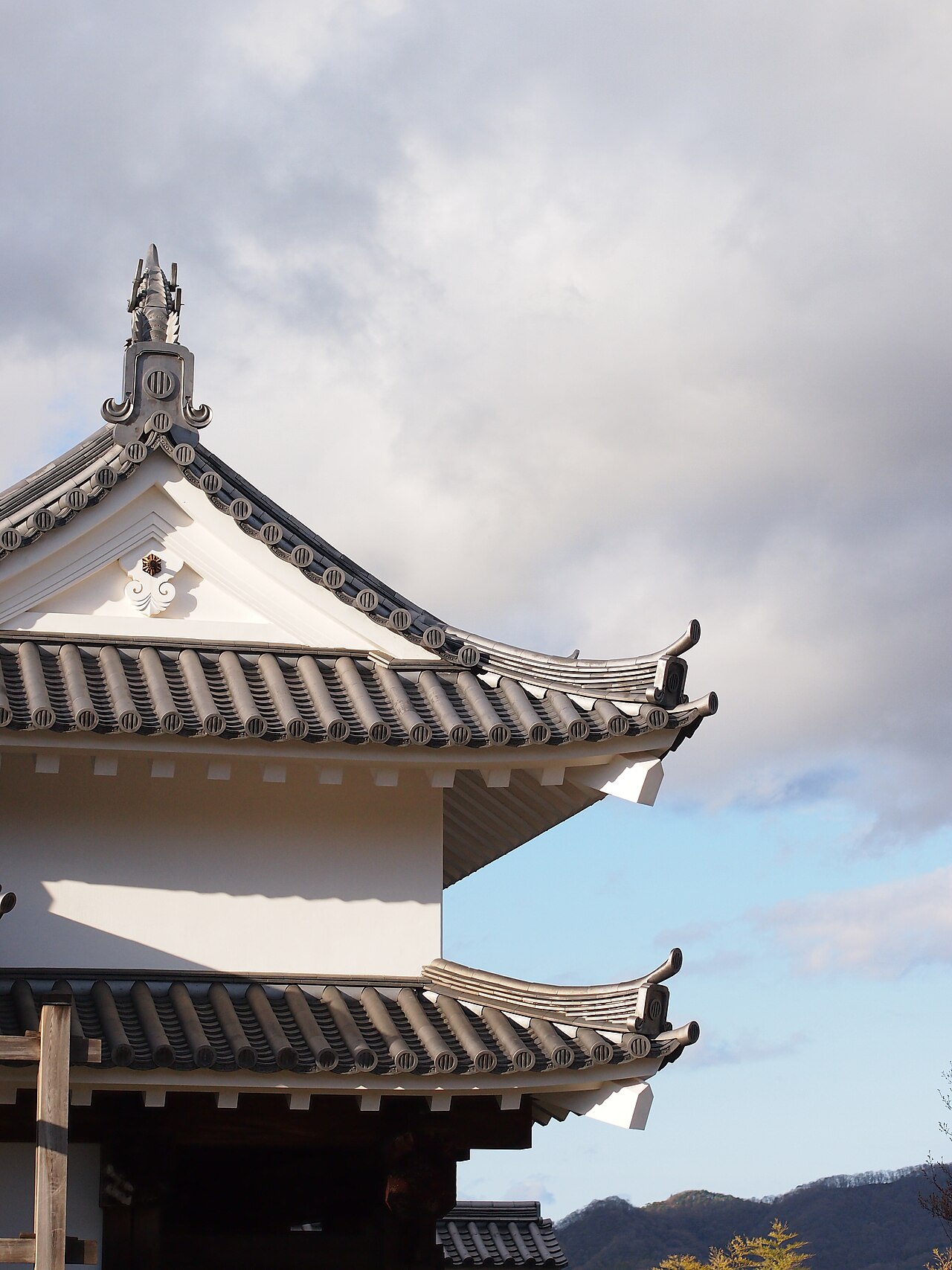 曇り空を背景にした白石城の屋根の意匠と鯱