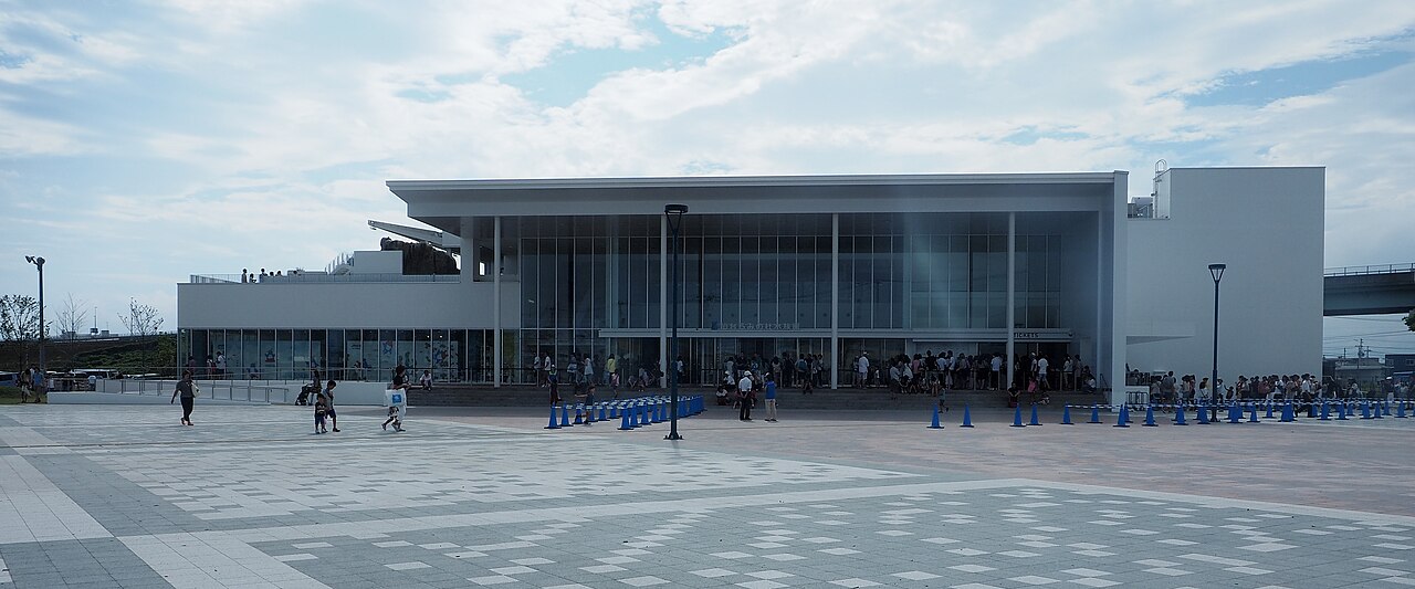 チケット売り場に並ぶ来館者と水族館のエントランス