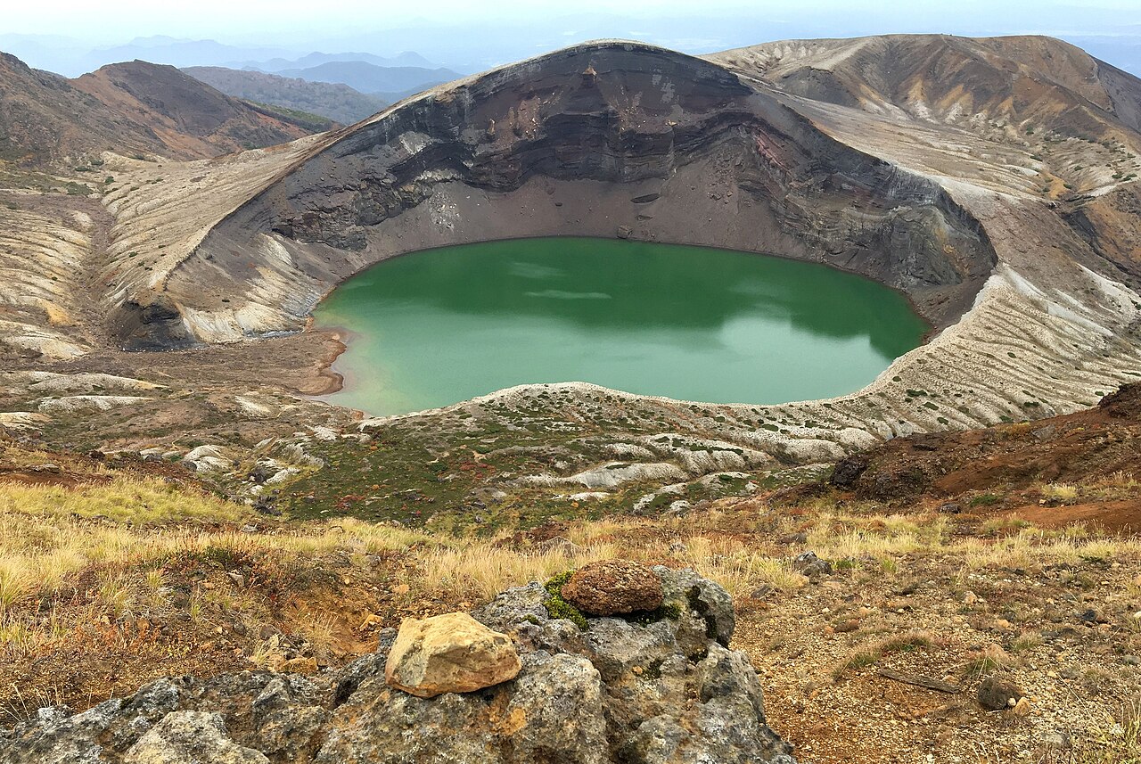 御釜の外輪山の縞模様と緑色の火口湖