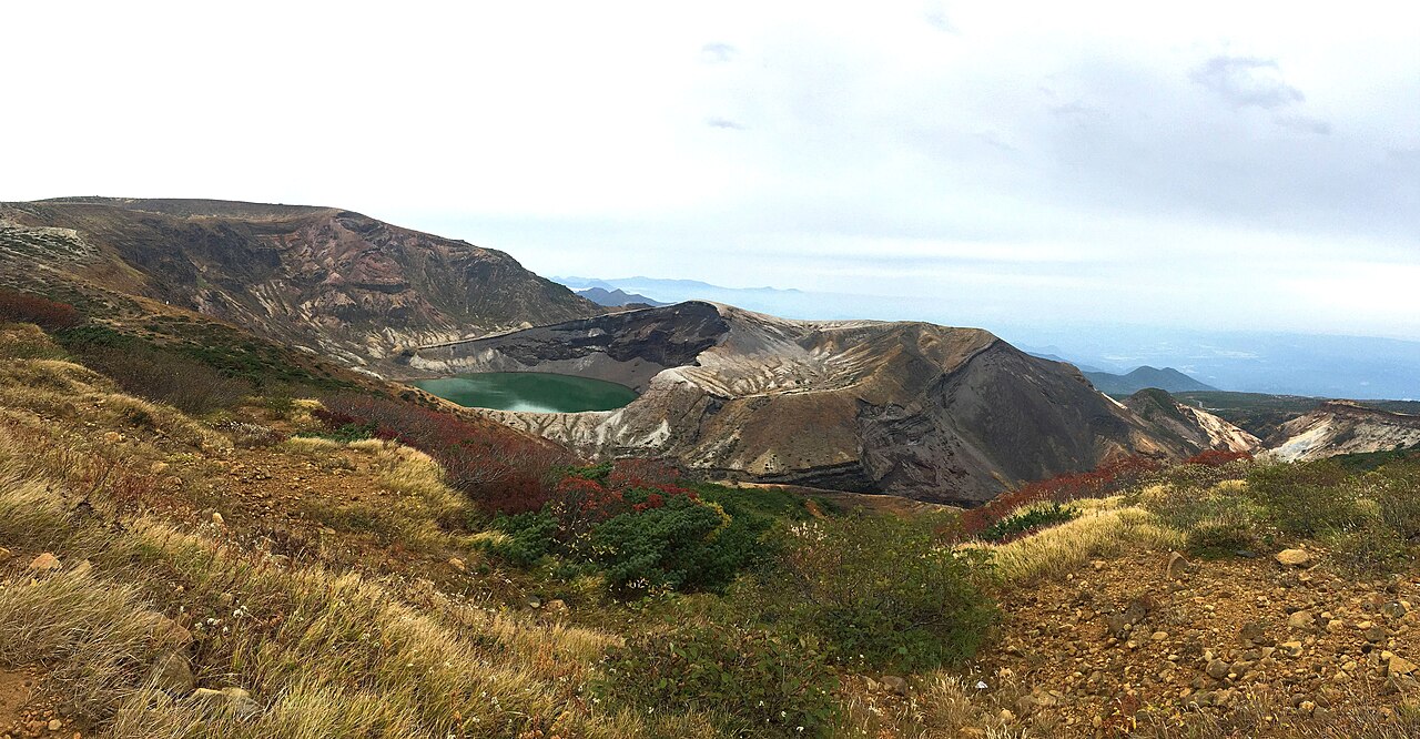 エメラルドグリーンに輝く蔵王御釜の火口湖と荒々しい外輪山