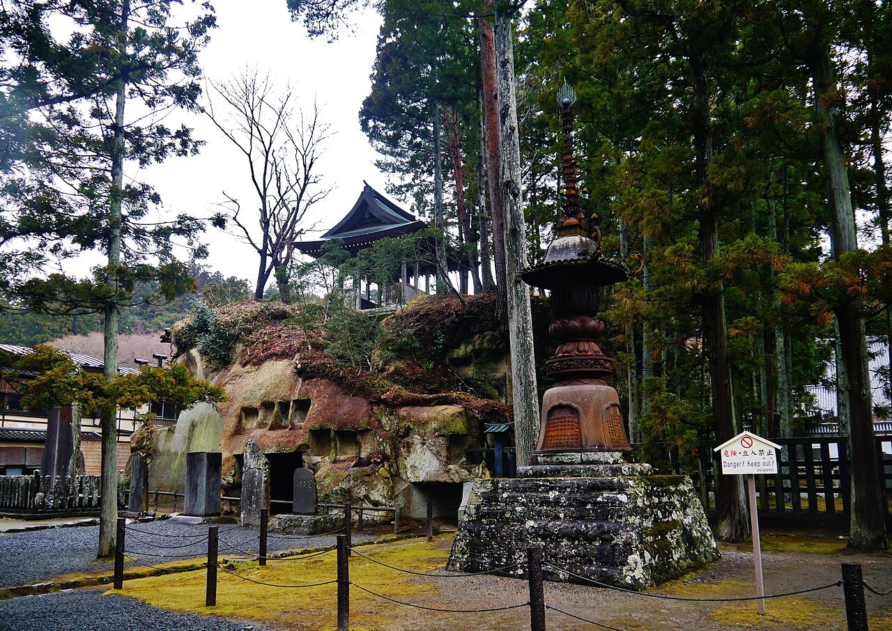 岩窟と鐘楼、供養塔が並ぶ瑞巌寺境内の一角