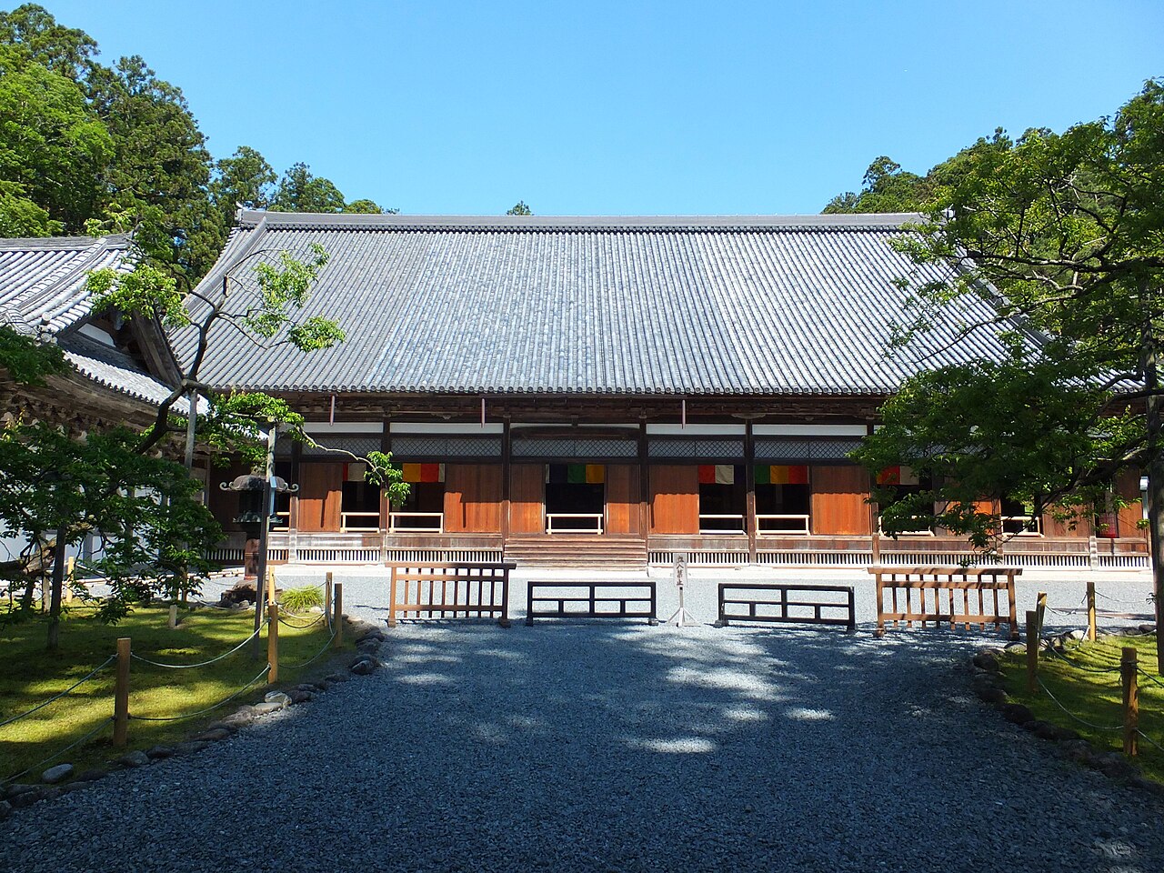 国宝・瑞巌寺本堂の堂々とした瓦屋根と正面の玄関